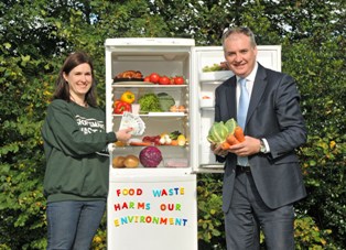 Scottish Environment Secretary, Richard Lochhead and Glasgow mum, Susan Jeffrey, launch the Scottish Government's latest Food Waste Prevention campaign